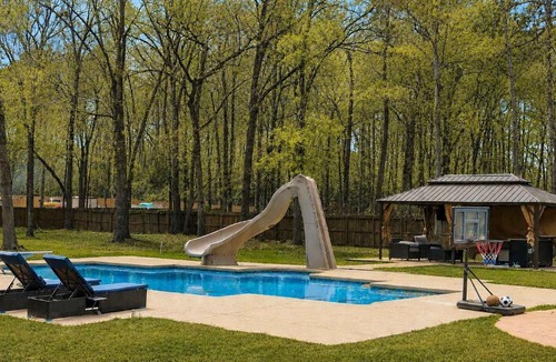 Porter House | Sleeps 16 - Pool - Slide - Family Retreat