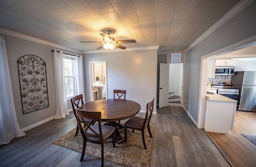 Atchison House | Sleeps 2 - 12 Chesterton House: Clean, Stylish, Family Friendly, and Close to BC