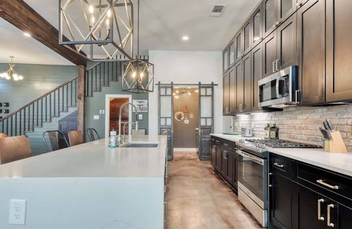 Southtown House | Sleeps 24 - 2 homes - walk to RiverWalk/Alamo