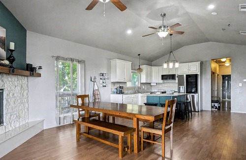 Belton House | Sleeps 24 | Luxury Lakeview Group Retreat – Scenic Deck & Game Room