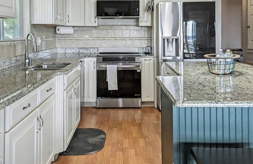 Belton House | Sleeps 24 | Luxury Lakeview Group Retreat – Scenic Deck & Game Room