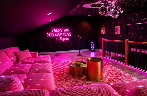 Dallas House | Sleeps 25 - Karaoke Dome Hot Tub Games Makeup Station & Rooftop Soccer