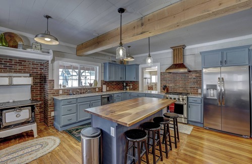 Garden Valley House | Sleeps 29! 9-bedroom 8-Bath 3-Kitchen, Historic McBride Farm in Garden Valley