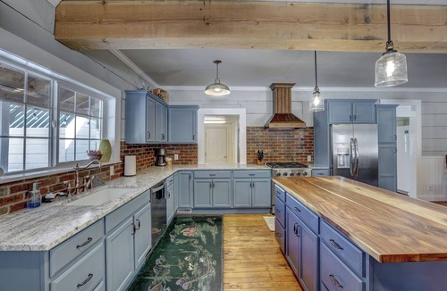 Garden Valley House | Sleeps 29! 9-bedroom 8-Bath 3-Kitchen, Historic McBride Farm in Garden Valley