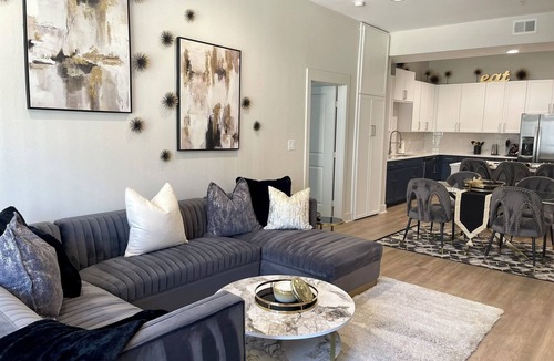 Deep Ellum Apartment | Sleeps 6/Perfect Location/Free Parking/Gym/Luxury Pool/Shop/Explore/Eat/Relax