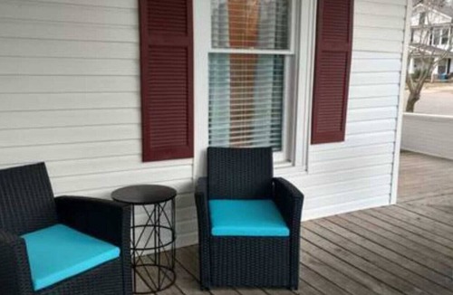 Florence Apartment | Sleeps 6| Pet Friendly Retreat, Porch Swing N/UNA