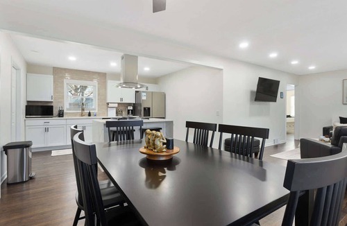 Overland Park House | Sleeps 8 |Pool Table| Overland Park Oasis