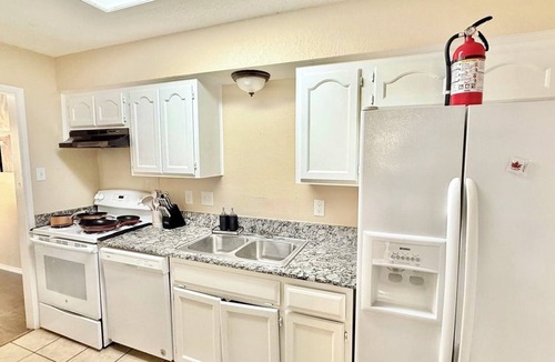West Arlington House | Sleeps8.No Stairs,Carpet-Free Near Dallas Stadiums