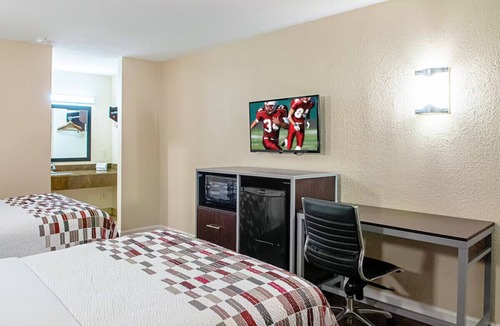 Slidell Hotel | Slidell Deluxe Room 2 Double Beds w/Outside Pool