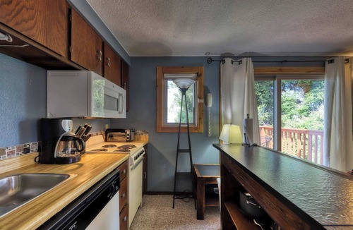 Boise Condo | Slope-Side Getaway Deck Pool Table Views
