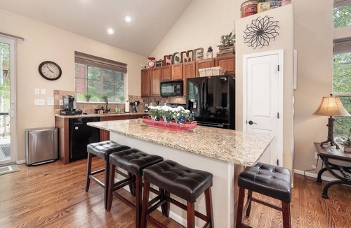 Granby Ski Chalet | Slope Side Lodge: Cozy Ski-In Ski-Out Lodge + Private Hot Tub at GR
