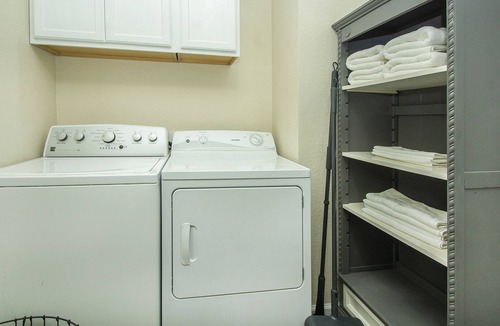 Rowlett Cottage | Small town/ Downtown Private 2 Bedrooms Garden Suite @ DART train