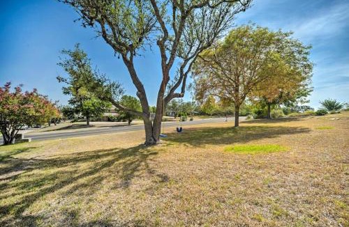 Kerrville House | Snowbird-Friendly House with Game Room, Full Kitchen, Balcony & W/D