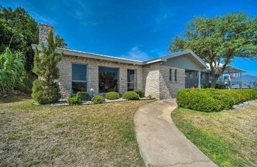 Kerrville House | Snowbird-Friendly House with Game Room, Full Kitchen, Balcony & W/D