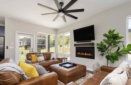 Granby Ski Chalet | Snowy Peaks |Ski in- Ski Out Designer Home