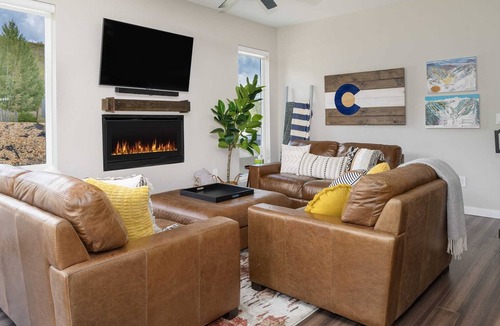 Granby Ski Chalet | Snowy Peaks |Ski in- Ski Out Designer Home
