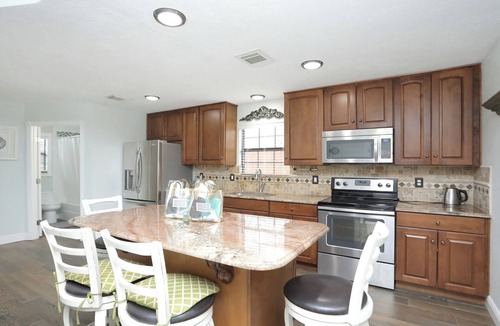 Humble House | Soccer Fan Ready 8BR Home - IAH/Stadium: Sleeps 17