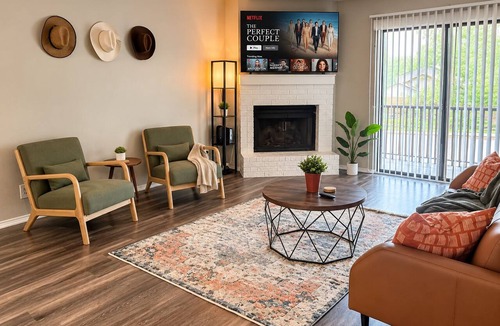 Sweetbriar Apartment | SOCO 2BDR-Shoping, Dining, Music - Apartment