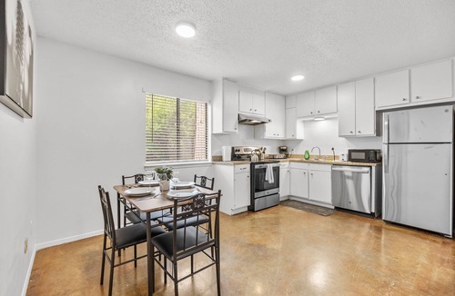 Bouldin Apartment | SOCO POOL HOUSE -1BDR (3 beds) Sleeps 6 | Free Pkg