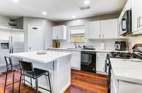 Houston Cottage | Solar-powered Home w/& Game Room & Gym in Houston