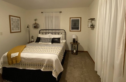 Mitchell House | Solitude on Sixth, a cozy house in a quiet neighborhood.