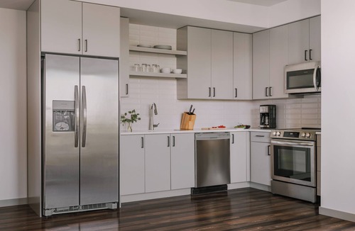 Jefferson Park Apartment | Sonder at Skyline | Superior One-Bedroom Apartment w/Mountain View