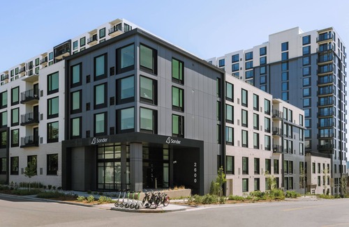 Jefferson Park Apartment | Sonder at Skyline | Superior One-Bedroom Apartment w/Mountain View