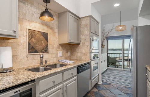 Lake Hamilton Condo | Sophisticated 2BR Lake Condo "The Oar" with open channel views of Lake Hamilton