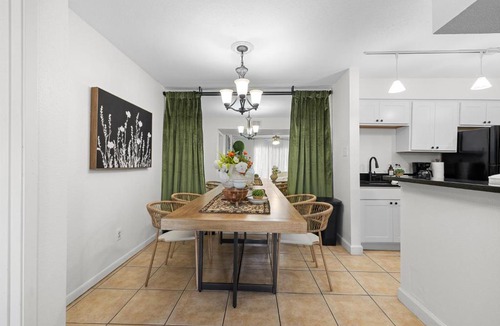 College Station Apartment | Sophisticated 2BR 2BA by TAMU, King Bed, Washer & Dryer, Smart TV