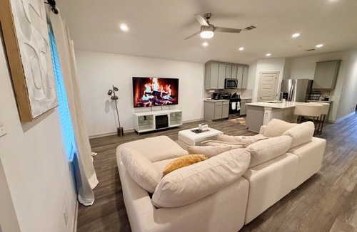 Clodine House | Sophisticated Abode: 1-bedroom Room