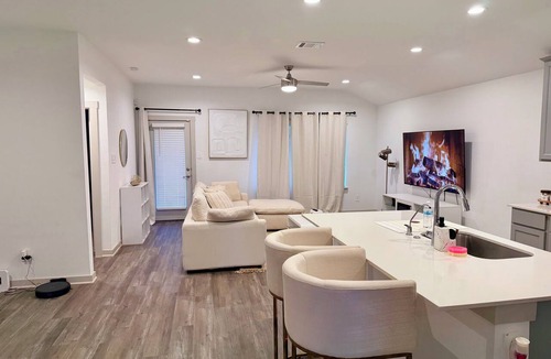 Clodine House | Sophisticated Abode: 1-bedroom Room