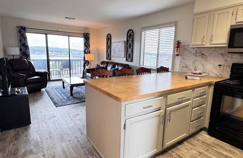 Lake Hamilton Condo | South Shore 1 Bdrm/Amazing Amenities! MiniGolf, Hot Tub, Sauna & More!