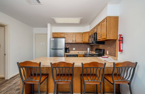 Lake Hamilton Condo | South Shore 1 Bdrm! Lake View! Mini-Golf! Hot Tub, Sauna!