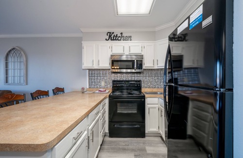 Lake Hamilton Condo | South Shore 1 bdrm! Gameroom! MiniGolf, 2 pools, pickleball, tennis, etc!