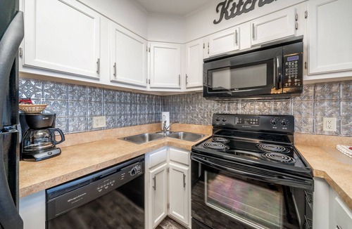 Lake Hamilton Condo | South Shore 1 bdrm! Cabana-Gameroom/Mini-Golf! Indoor Hot Tub & More!