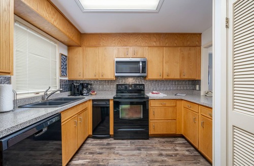 Lake Hamilton Condo | South Shore 3bd/Stunning Lake view, Mini-Golf, Pickle-ball, Tennis,& More