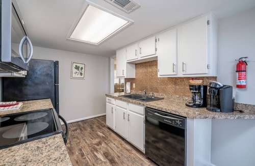 Lake Hamilton Condo | South Shore Updated 2 Bdrm! Gameroom/Hot tub! Mini-Golf! Lake View! Sleeps 8!