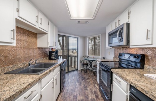 Lake Hamilton Condo | South Shore Updated 2 Bdrm! Gameroom/Hot tub! Mini-Golf! Lake View! Sleeps 8!