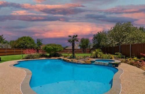 Rockwall House | Southern Charm & Luxury Living - BBQ & Pool