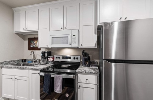 Fairmount Apartment | Southside Lounge on Magnolia Midterm Rental