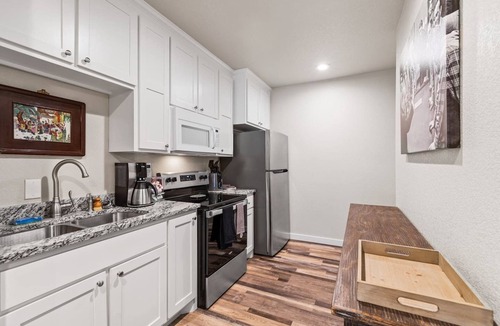 Fairmount Apartment | Southside Lounge on Magnolia Midterm Rental