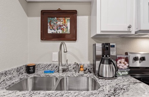 Fairmount Apartment | Southside Lounge on Magnolia Midterm Rental