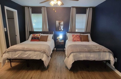 Medical Center District House | SP2 - Private Backyard - Free Driveway Parking- In-unit washer and Dryer