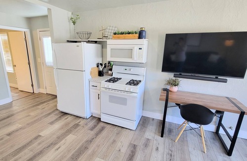Morris Hill House | Spacious 1 BR 1 BA Guest House Walk to St Als Hospital + 10 mins to DT