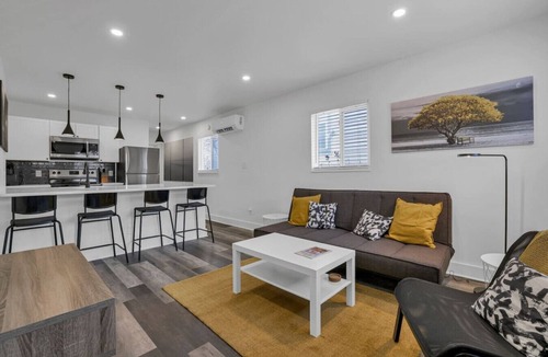 Olde Towne East Villa | Spacious 1BR Sleeps 4 | Near Airport + The Shoe