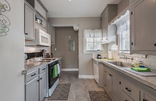 Jefferson Apartment | Spacious (2/1, 1100 sqf) - 5 -15 minutes to Airport, Downtown, SeaWorld, etc.