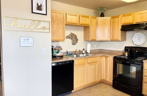 Laramie Apartment | Spacious 2 BDRM/sleeps 6