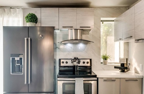 Old East Dallas Condo | Spacious 2BR/1.5BA condo in Lower Greenville featuring resort-style amenities—pool, hot tub, sauna, and courtyard—just steps from top dining, shopping, and nightlife.