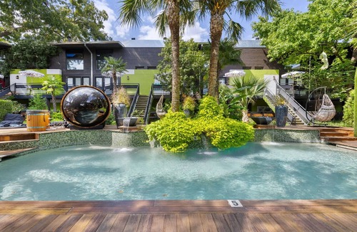 Old East Dallas Condo | Spacious 2BR/1.5BA condo in Lower Greenville featuring resort-style amenities—pool, hot tub, sauna, and courtyard—just steps from top dining, shopping, and nightlife.
