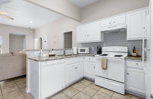 College Station House | Spacious 2BR House, Steps from A&M - King - Patio